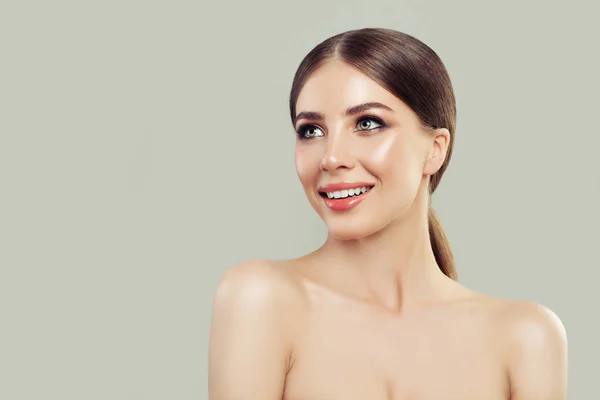 Sağlıklı Cilt Düz Saçlar Gülümseyen Spa Modeli Neşeli Kadın Yüz — Stok fotoğraf