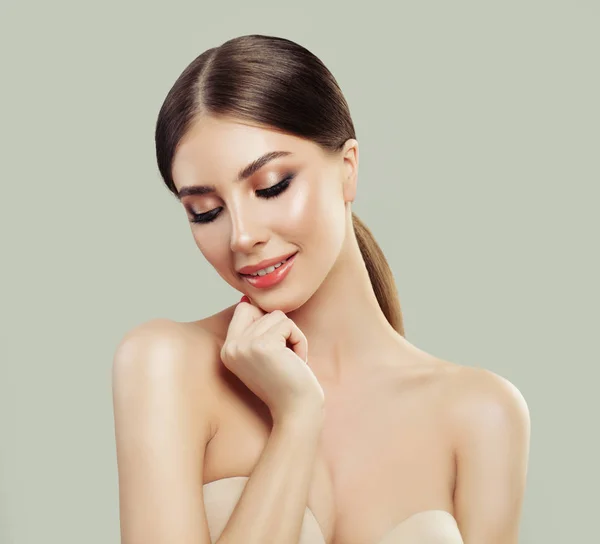 年轻的微笑的女人 Spa 模型与健康的皮肤 — 图库照片