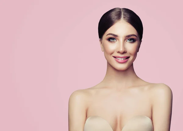 美丽的微笑的女人 Spa 模型与健康的皮肤 完美的女性面孔 面部护理 护肤和水疗 — 图库照片