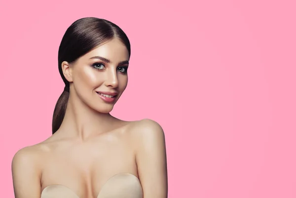 漂亮的微笑的女人 Spa 模型与健康的皮肤粉红色横幅背景与复制空间 产品投放和广告营销理念 展示你的产品 表情表达 — 图库照片