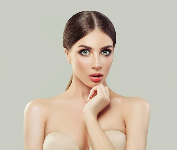 年轻惊奇的妇女温泉模型 健康的皮肤 天然的妆 棕色的头发 产品摆放和广告营销理念 — 图库照片