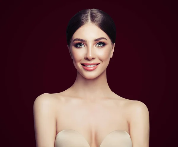 Perfeito Jovem Mulher Modelo Sorrindo Moda Beleza Retrato Escuro Vermelho — Fotografia de Stock
