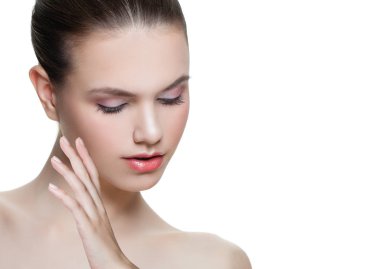 Beyaz arka plan üzerinde izole kadın. Güzel genç kadın elini yüzünü dokunaklı taze cilt temizleyin. Yüz tedavi. Kozmetik, Güzellik, Cilt Bakımı ve spa