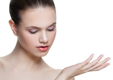 Beyaz arka plan üzerinde izole açık el boş kopya alanı gösteren şirin genç kadın. Kadın yüzü portre. Cilt Bakımı ve sağlık kavramı. Ürün sunumu