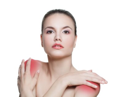 Beyaz arka plan üzerinde izole bir omuz bölgesinde bir ağrısı olan kadın modeli