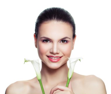 Kadın beyaz çiçek izole üzerinde beyaz, portre. Güzel kadın model yüz. Yüz tedavi, kozmetik, Cilt Bakımı ve spa konsept