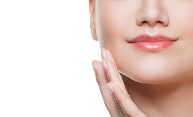 Mükemmel kadın dudaklar ve beyaz arka plan üzerinde izole doğal çivi Closeup ile el