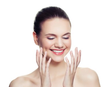 Beyaz arka plan üzerinde izole eğleniyor kadın spa modeli gülüyor. Sağlıklı cilt ve sevimli gülümseme ile güzel genç kadın. Yüz tedavi, kozmetik, Cilt Bakımı ve spa