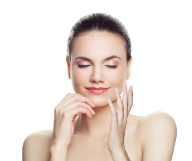 Beyaz arka plan üzerinde izole genç kadın spa modeli