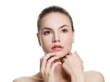 Beyaz arka plan üzerinde izole çekici kadın spa modeli