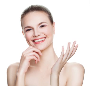 Beyaz arka plan üzerinde izole kadın gülüyor. Güzel gülümseyen spa modeli portre
