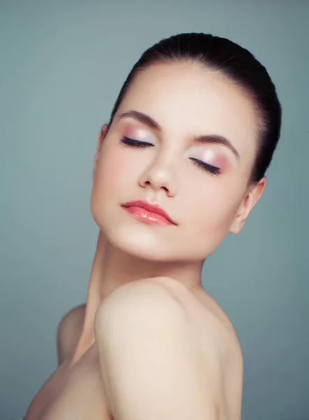 Atrakcyjna Kobieta Zdrowej Skóry Niebieskim Tle Koncepcja Kosmetologia Pielęgnacja Skóry — Zdjęcie stockowe