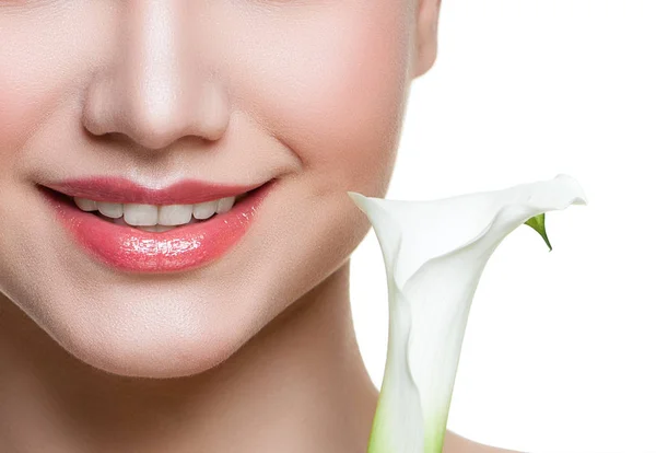 Žena Úsměv Bílými Zuby Květiny Izolovaných Bílém Pozadí — Stock fotografie