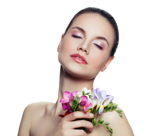 年轻可爱的女人与五颜六色的花朵孤立在白色的背景 美丽的水疗女性模特脸 面部护理 护肤和水疗理念 — 图库照片