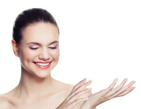 Młoda Kobieta Uśmiechający Się Pokazuje Puste Miejsce Otwartej Dłoni Białym — Zdjęcie stockowe