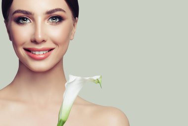 Gri studio arka plan, Güzellik fotoğraf kavramı, mükemmel cilt ve gülümseme poz kadar doğal yapmak ile şirin kız