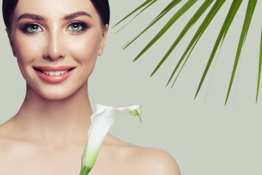 Temiz sresh deri ve lily çiçek sevimli genç kadınla. Yüz tedavi ve spa Güzellik, portre portre