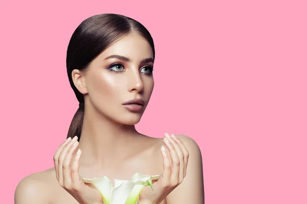 Spa Modeli Kadınla Sağlıklı Cilt Manikürlü Eller Beyaz Çiçek Yüz — Stok fotoğraf