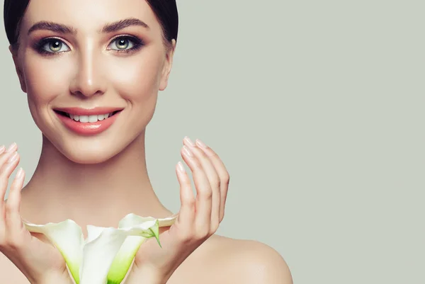 Kadın Yüzü Portre Kadın Sağlıklı Ciltle Manikürlü Eller Beyaz Çiçekler — Stok fotoğraf