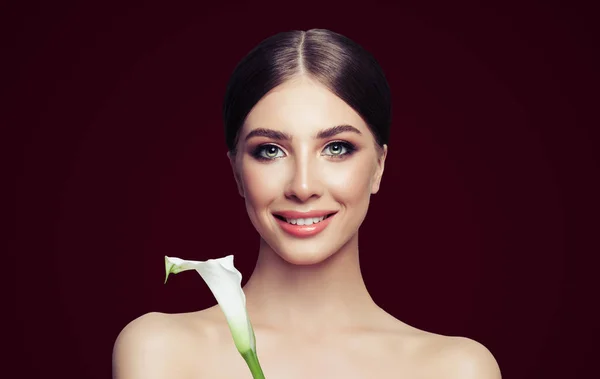 Spa Kız Portre Sağlıklı Cilt Çiçek Mükemmel Genç Kadınla — Stok fotoğraf