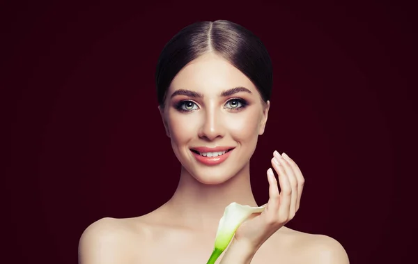 Mulher Sorridente Com Pele Saudável Flor Branca Tratamento Facial Cosmetologia — Fotografia de Stock