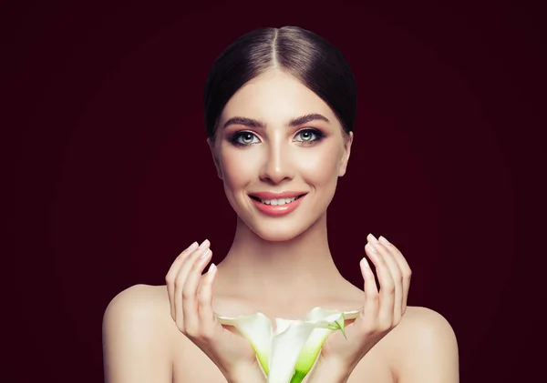 Hoş Bir Kadınla Sağlıklı Cilt Manikürlü Eller Beyaz Çiçekler Yüz — Stok fotoğraf