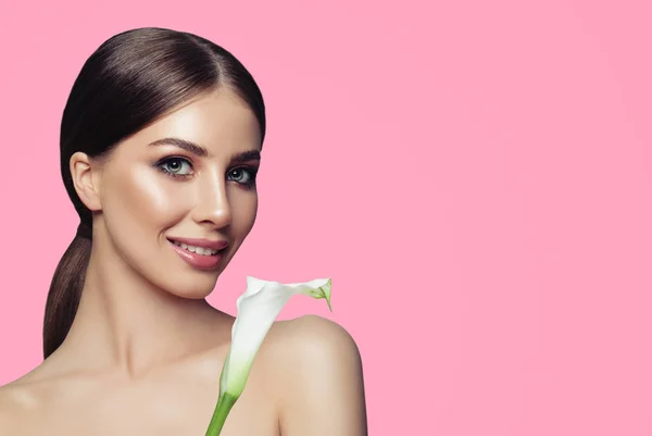 Spa Modelo Moda Mulher Com Pele Saudável Flores Brancas Fundo — Fotografia de Stock