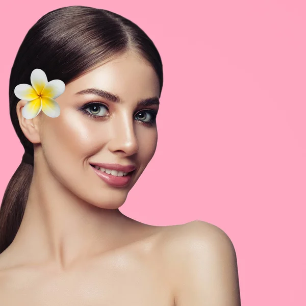 Krásné Lázeňské Žena Perfektní Zdravou Kůži Tropická Květina Růžovém Pozadí — Stock fotografie