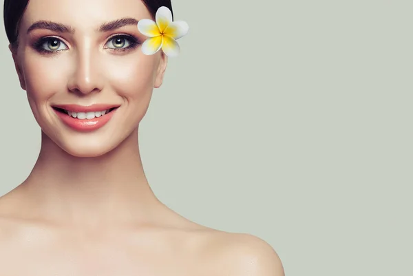 Fürdő Arcát Gyönyörű Női Modell Egészséges Bőr Aranyos Mosoly Háttérben — Stock Fotó