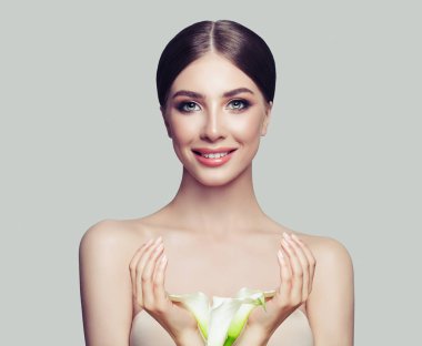 Sağlıklı cilt ve düz saçlar ile gülümseyen kadın Spa modeli. Yüz tedavi, kozmetik, Güzellik, Cilt Bakımı ve Spa