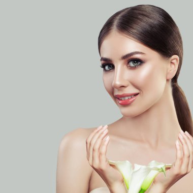 Spa, güzel kadın portre onun elinde beyaz çiçekli