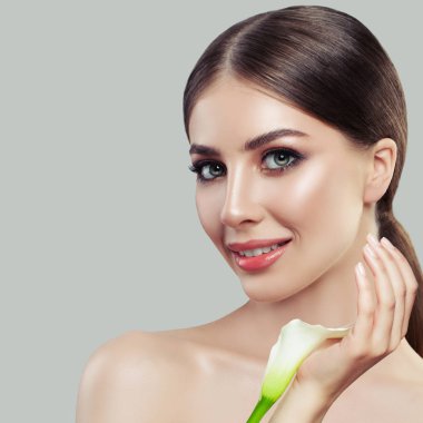 Güzel bir kadınla makyaj ve çiçek, kadın yüzü tatlı güzellik portresi