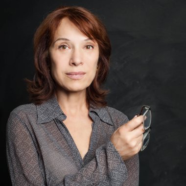 Gözlüklü güzel olgun kadın portresi kapatın