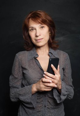 Olgun iş kadını ile smartphone. İş kadın cep telefonu