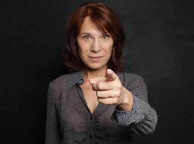 Olgun kadının el işaret