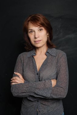 Blackboard arka plan üzerinde güzel olgun kadın