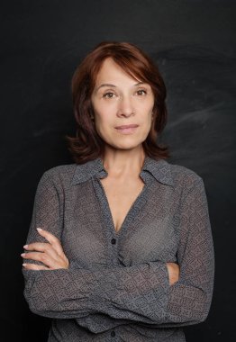 Kendine güvenen iş kadını ile çapraz kollar, portre