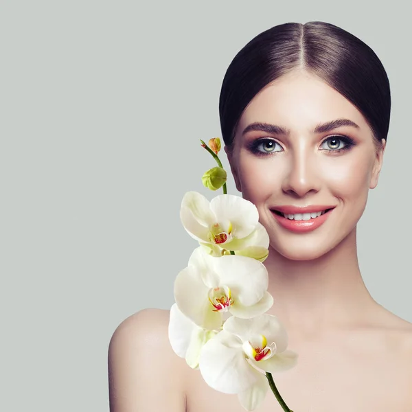 Mulher Alegre Com Pele Saudável Flores Brancas Orquídea Tratamento Facial — Fotografia de Stock