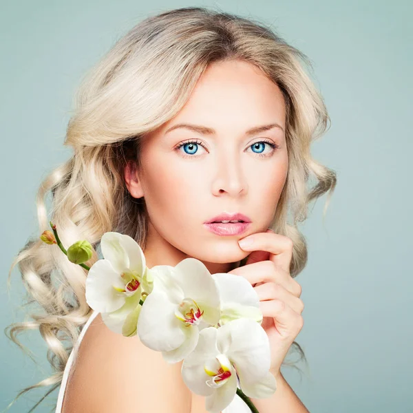 Mulher Loira Bonita Com Pele Saudável Cabelo Ondulado Flores Brancas — Fotografia de Stock