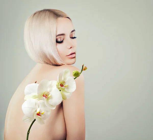 Mladá Žena Smyslné Lázeňské Model Zdravé Kůže Bílé Květy Orchidejí — Stock fotografie