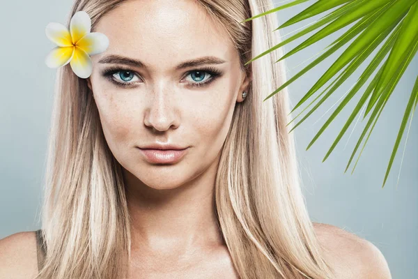 健康な皮膚 熱帯の葉の花と金髪女性スパ モデル 自然の美しさ — ストック写真