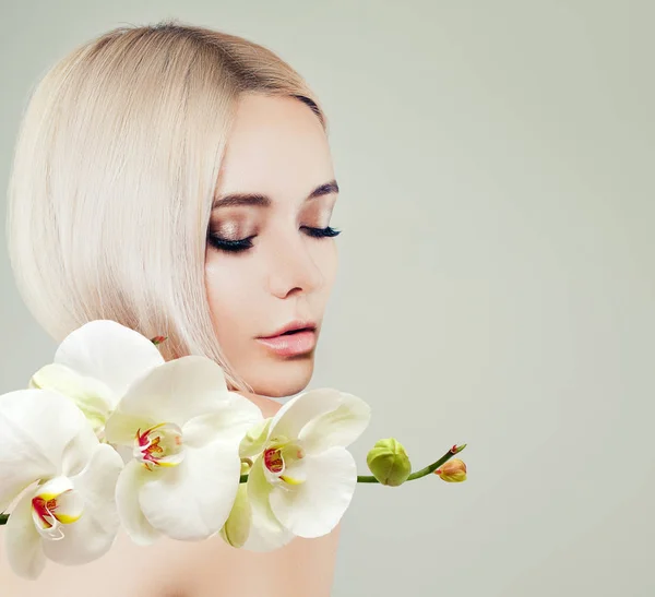 Roztomilá Mladá Žena Spa Model Zdravé Kůže Bílé Květy Orchidejí — Stock fotografie