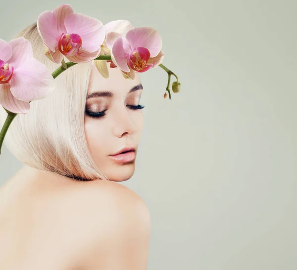 Perfetta Giovane Donna Con Pelle Sana Capelli Biondi Fiori Orchidea — Foto Stock