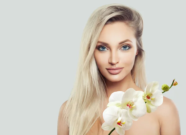 Ženská Tvář Krásná Blondýnka Zdravou Kůži Vlnité Vlasy Bílé Květy — Stock fotografie