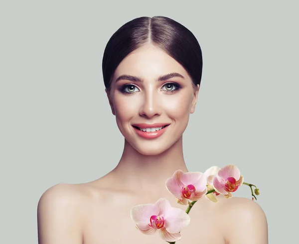 Mulher Bonita Com Pele Saudável Flores Orquídea Rosa Fundo Branco — Fotografia de Stock