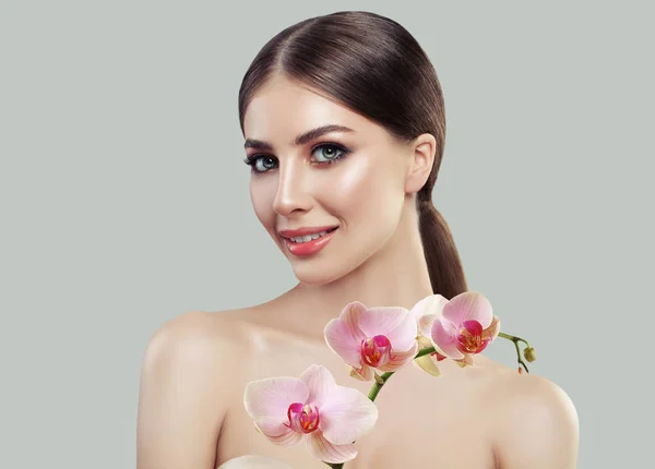 Mulher Sorridente Bonito Com Pele Saudável Flores Orquídea Rosa Tratamento — Fotografia de Stock