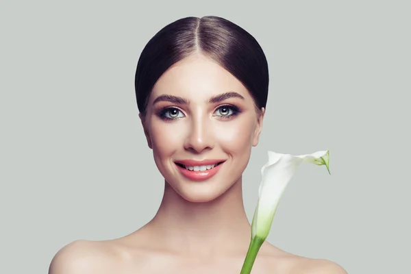 完美的女性脸特写 有健康的皮肤和白色的花在横幅背景的年轻妇女 — 图库照片
