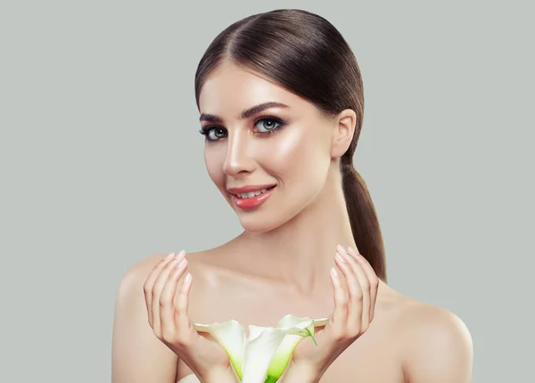 Sağlıklı Cilt Beyaz Calla Çiçekler Güzel Genç Kadın Yüz Tedavi — Stok fotoğraf