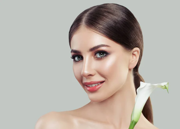 Wesoły Kobieta Zdrowej Skóry Kwiat Calla Biała Zabieg Twarz Kosmetologia — Zdjęcie stockowe