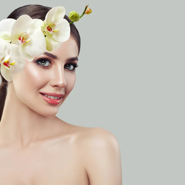 Modelo Spa Mulher Sorridente Com Pele Saudável Flores Orquídea Fundo — Fotografia de Stock